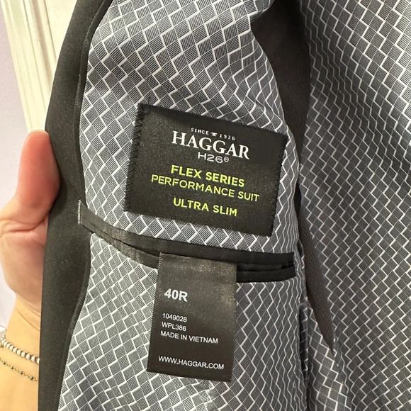 HAGGAR | H26 Flex Series Performance Suit Ultra Slim | Size: 40R - Picture 2 of 9